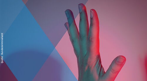 Erhobene Hand vor einem farblich gestalteten Hintergrund mit überlappenden geometrischen Flächen in Blau-, Violett- und Rosatönen.