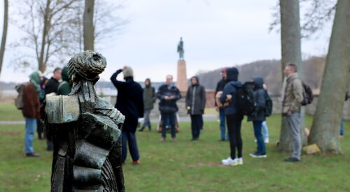 Besucher*innen der Mahn- und Gedenkstätte Ravensbrück im Norden Brandenburgs